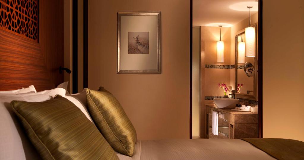 Двухместный (Номер Fairmont Heritage с кроватью размера «king-size» и балконом, частичный вид на море и остров Палм-Джумейра), Курортный отель Fairmont The Palm