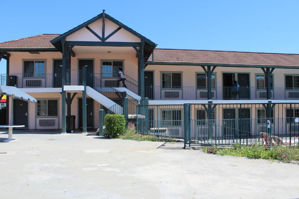 Best Whittier Inn image