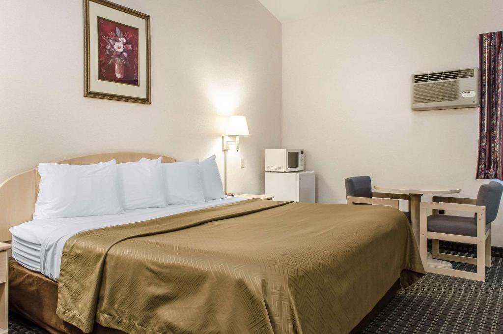 Rodeway Inn State College - near University photo 2