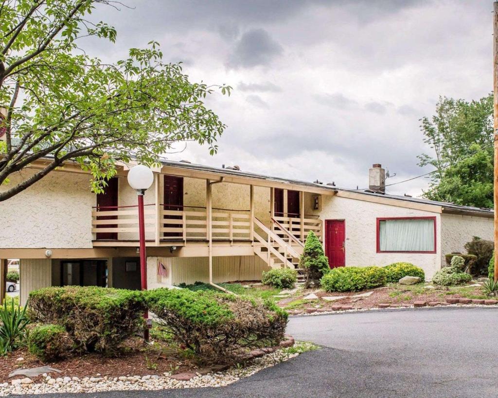 Econo Lodge Summit - Scranton image