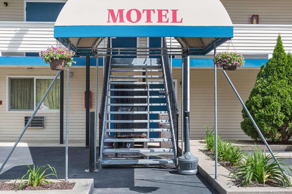 Rodeway Inn Milford - I-84 image