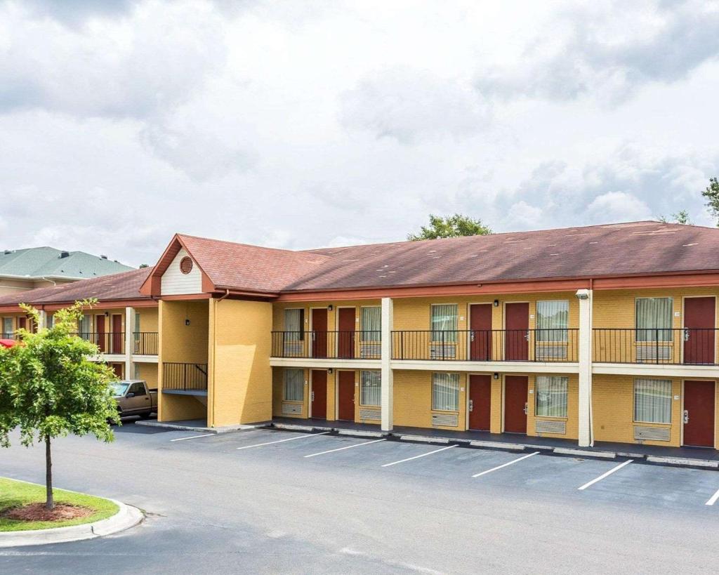 Econo Lodge Coliseum image