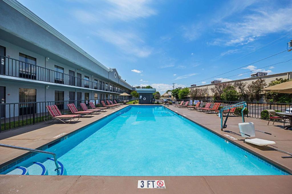Quality Inn & Suites Greenville - Haywood Mall photo 1