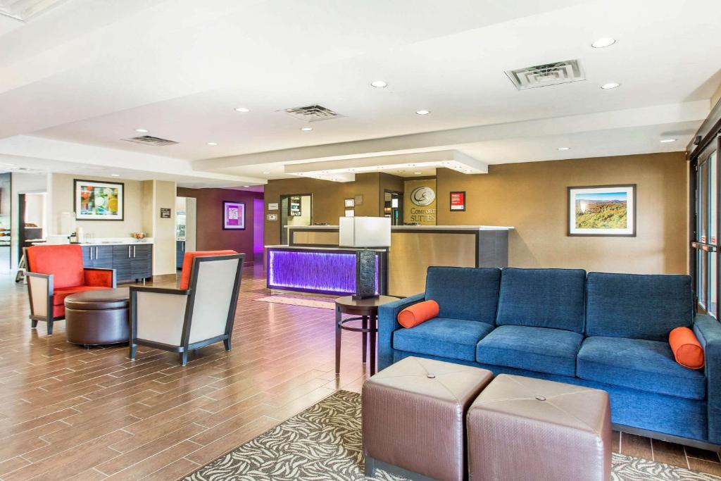 Comfort Suites Clinton near Presbyterian College photo 3