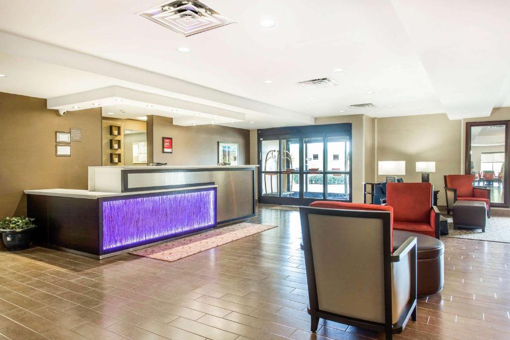 Comfort Suites Clinton near Presbyterian College photo 2