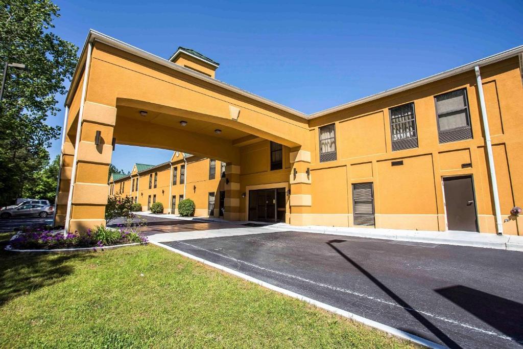 Quality Inn Union US Hwy 176 image