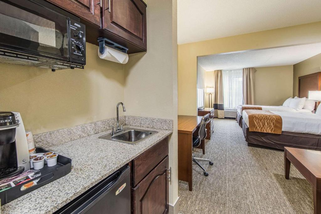 Comfort Inn & Suites Greenwood near University photo 3