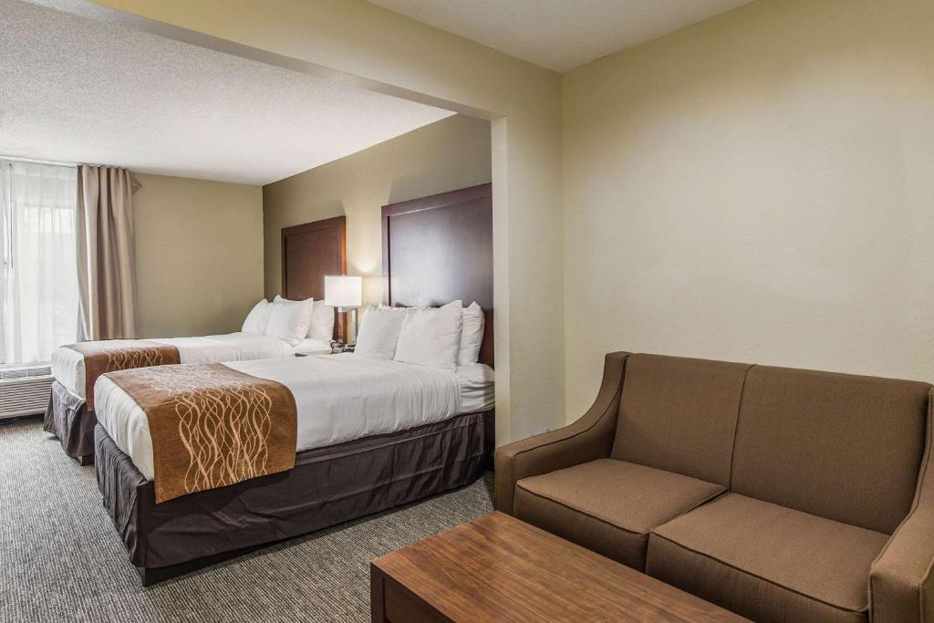 Comfort Inn & Suites Greenwood near University photo 1