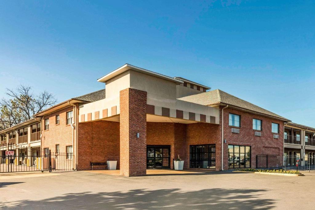 Quality Inn Airport I-240 image