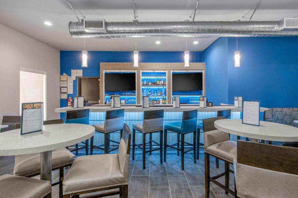 Clarion Inn & Suites DFW North image