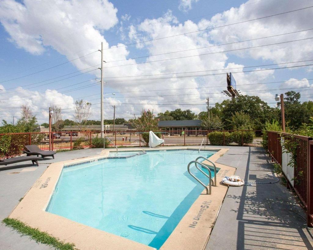 Knights Inn College Station photo 2