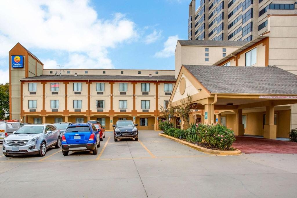 Comfort Inn & Suites Love Field – Dallas Market Center photo 2
