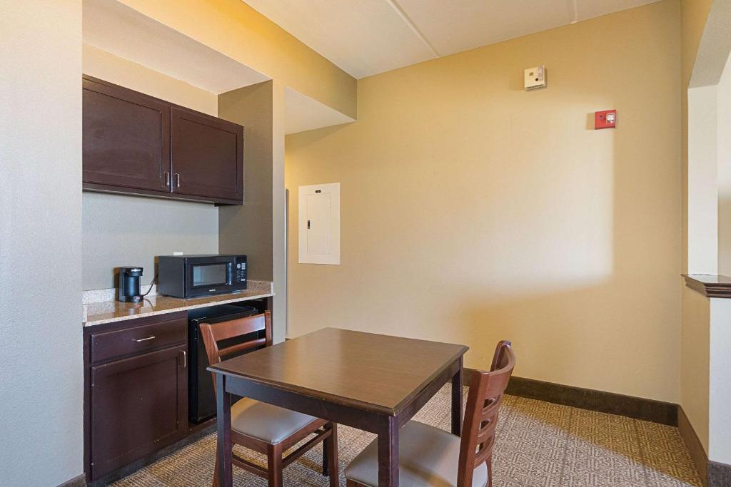 Comfort Suites Beachside - Tap to explore photos