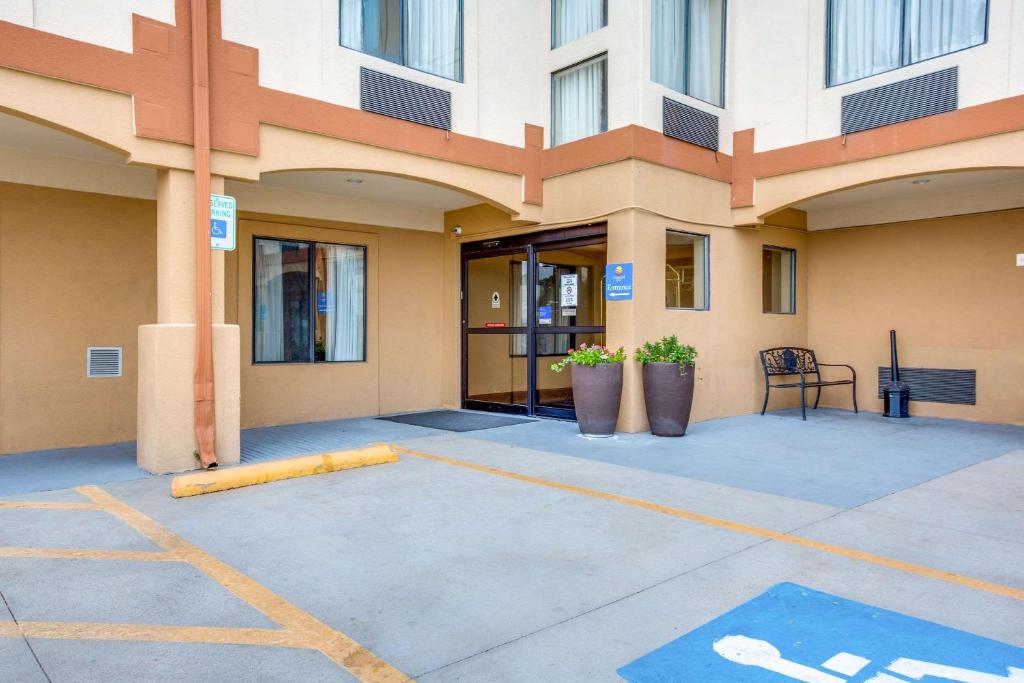 Comfort Inn & Suites Love Field – Dallas Market Center photo 3