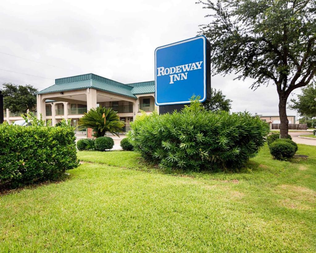 Rodeway Inn & Suites Highway 290 Northwest image