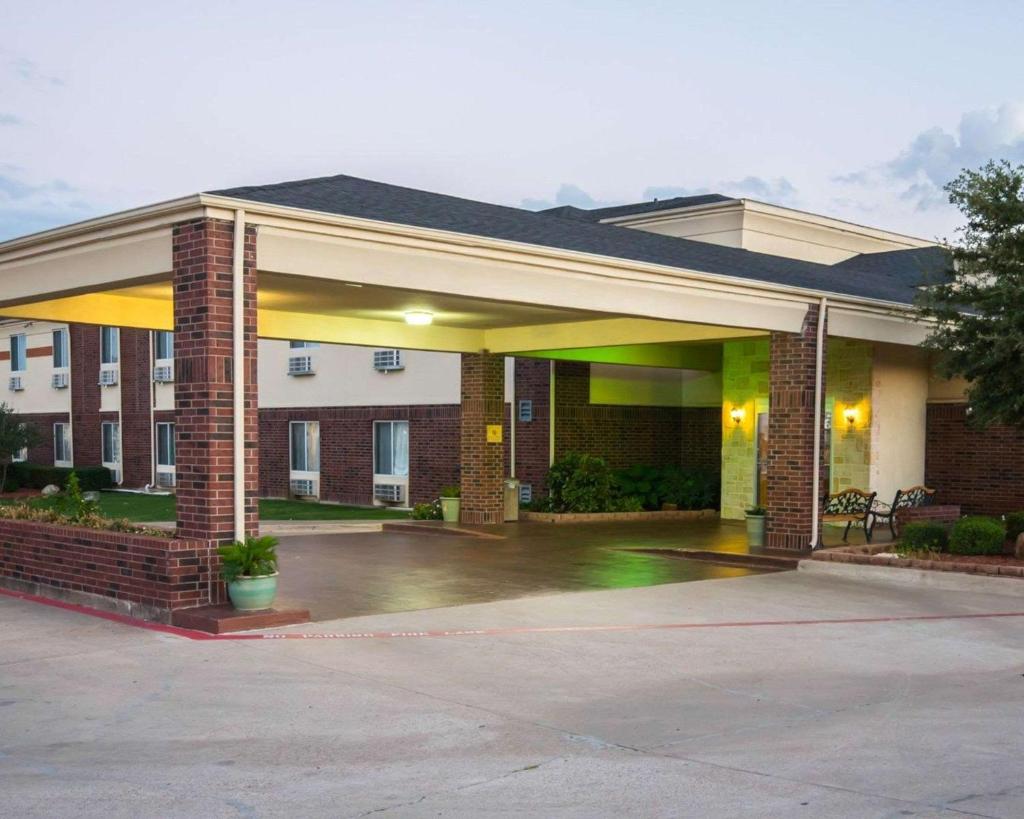 Comfort Inn & Suites image