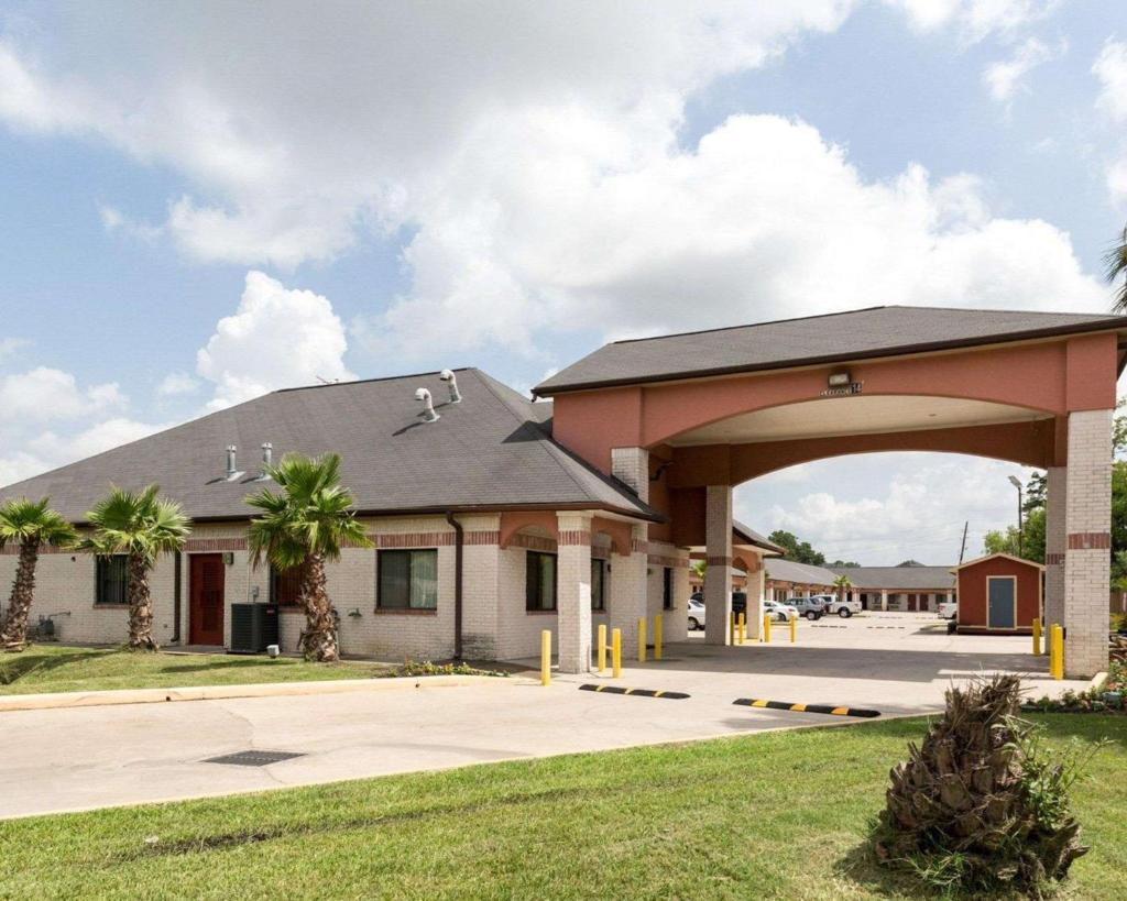 Scottish Inn & Suites image