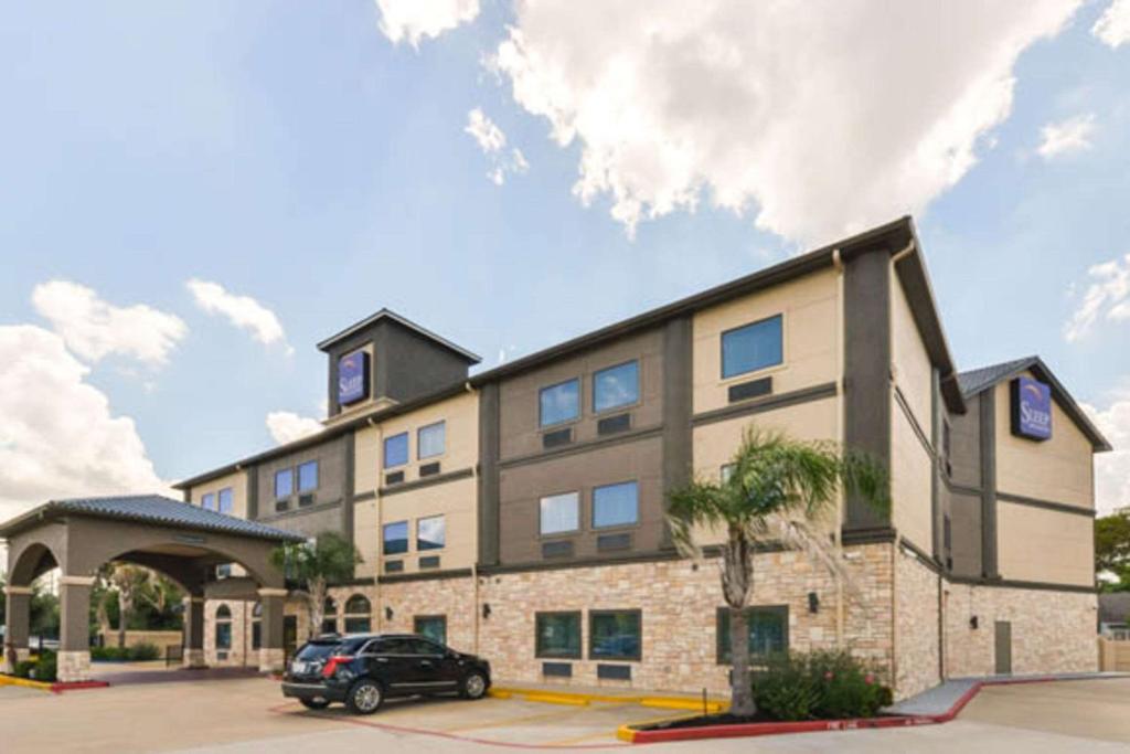 Sleep Inn & Suites Near Downtown North image