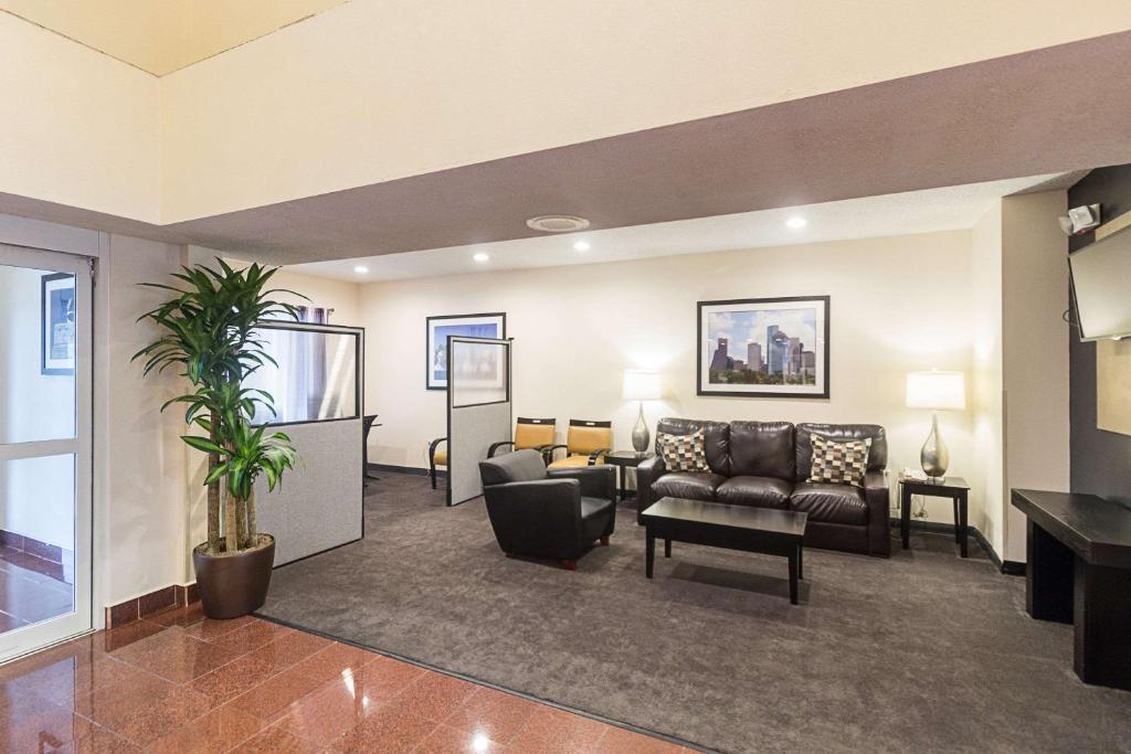 Quality Inn & Suites West Chase image
