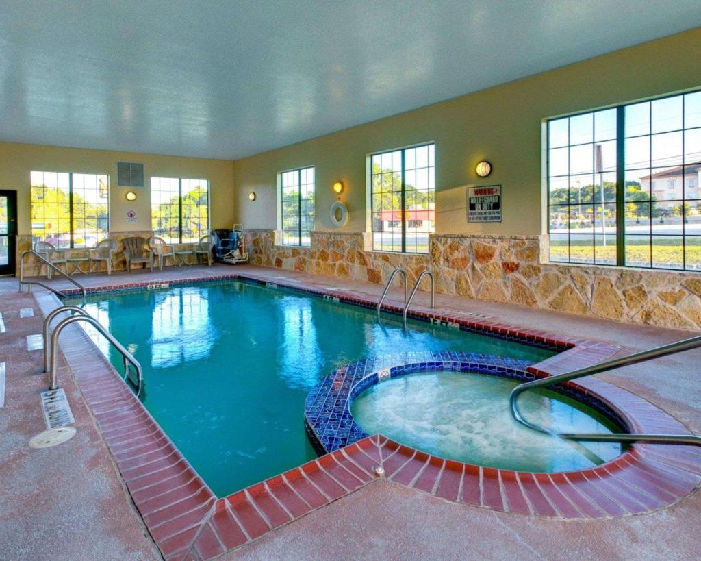 Quality Inn & Suites - Glen Rose photo 3