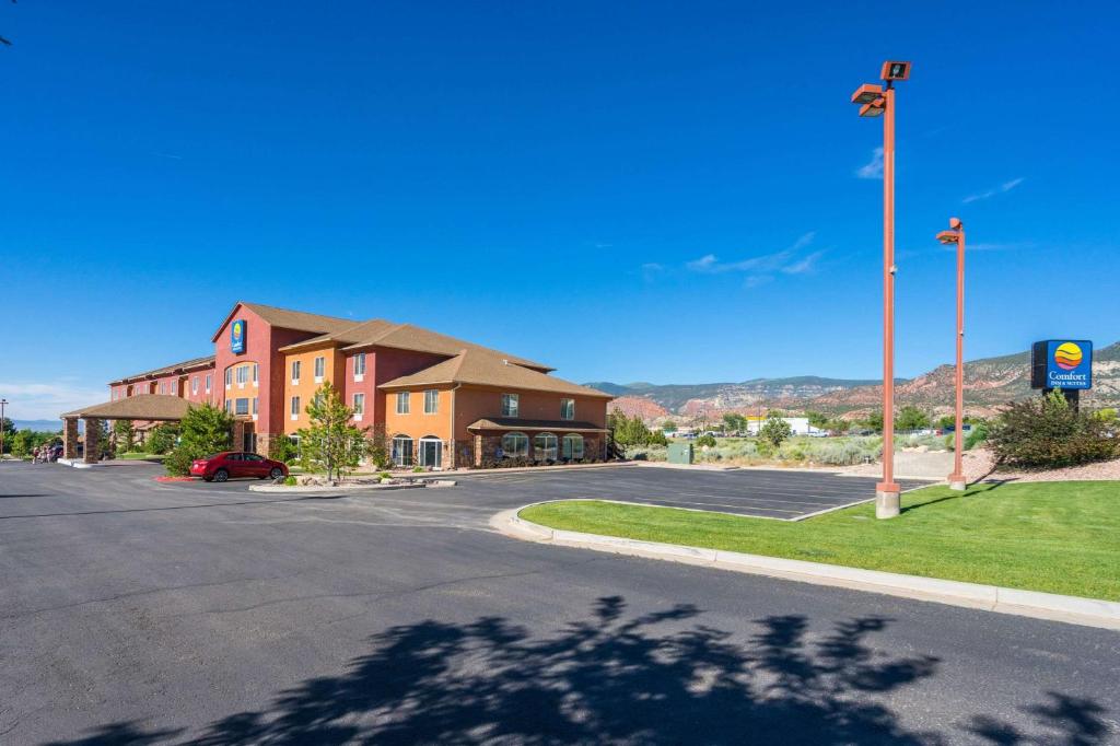 Comfort Inn & Suites image