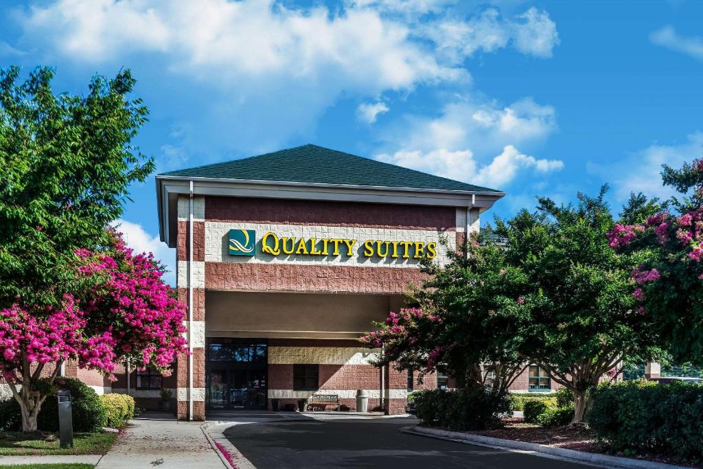 Quality Suites Lake Wright - Norfolk Airport image