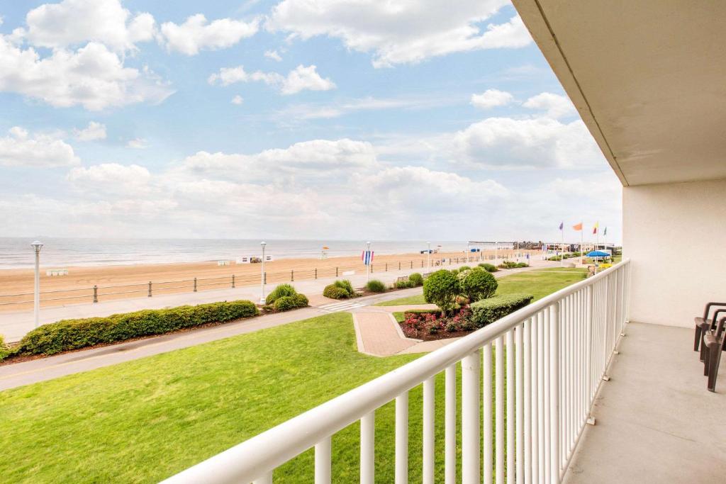 Coastal Hotel & Suites Virginia Beach - Oceanfront photo 2
