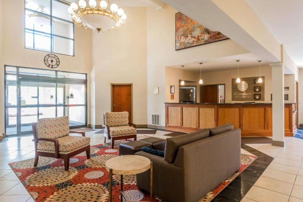 Comfort Inn & Suites image