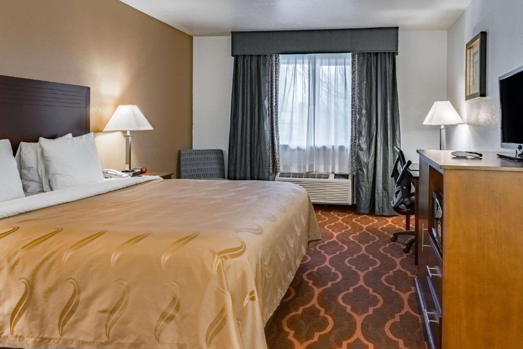 Quality Inn & Suites Vancouver North photo 1