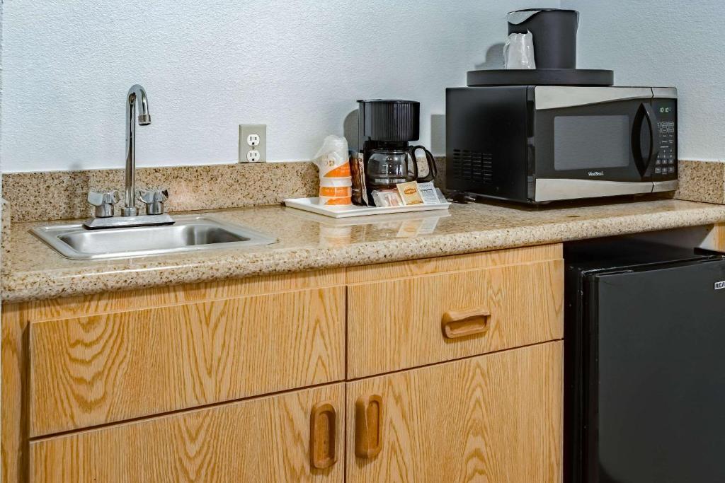 Quality Inn & Suites Vancouver North photo 4
