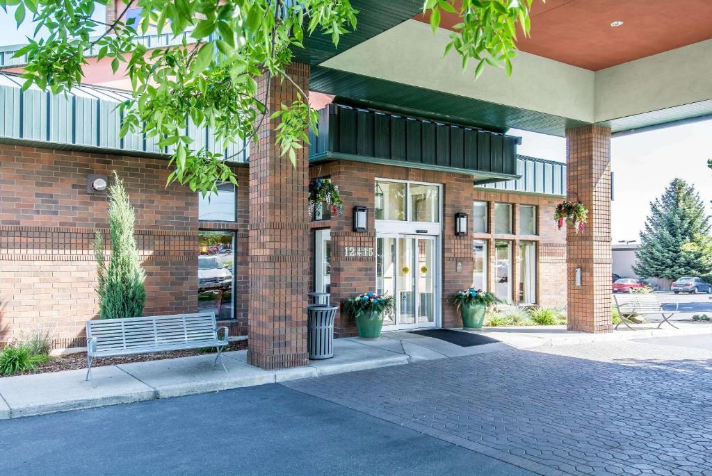 Comfort Inn & Suites image