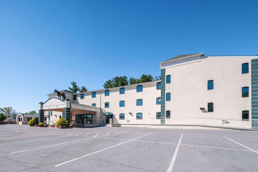 Rodeway Inn & Suites - Charles Town, WV image
