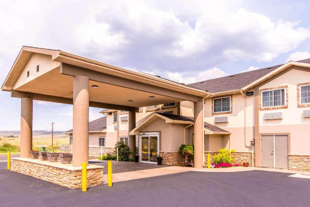 Quality Inn & Suites University image