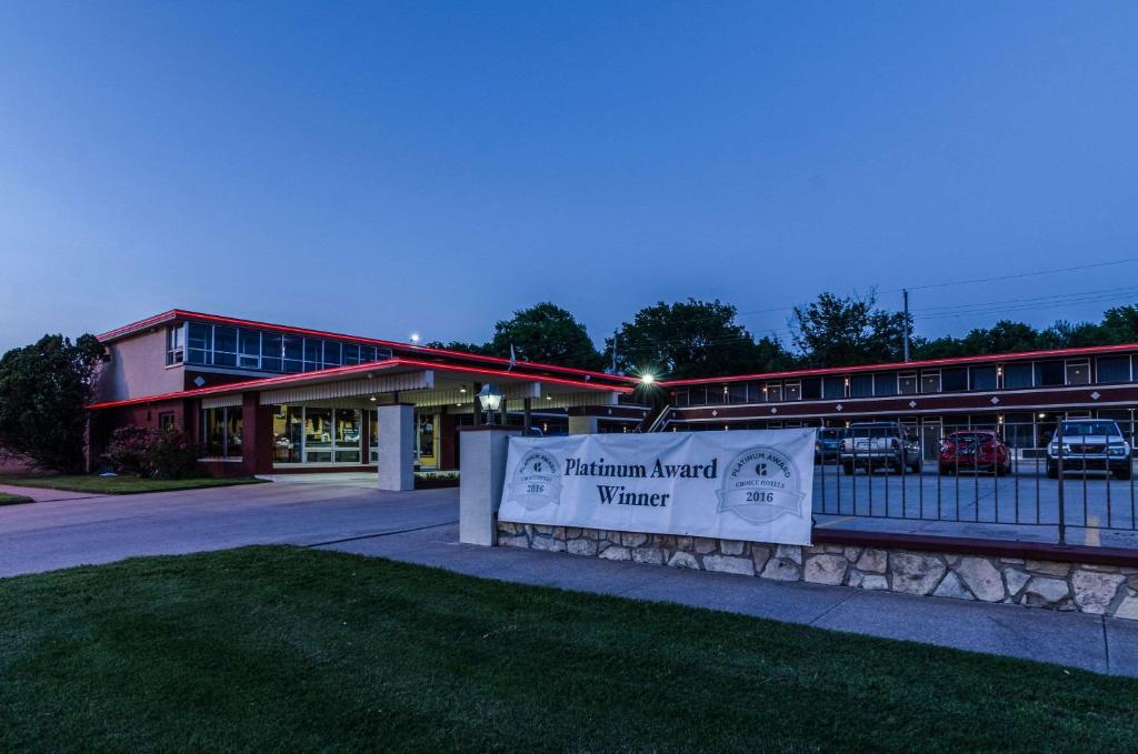Econo Lodge Winfield - Tap to explore photos