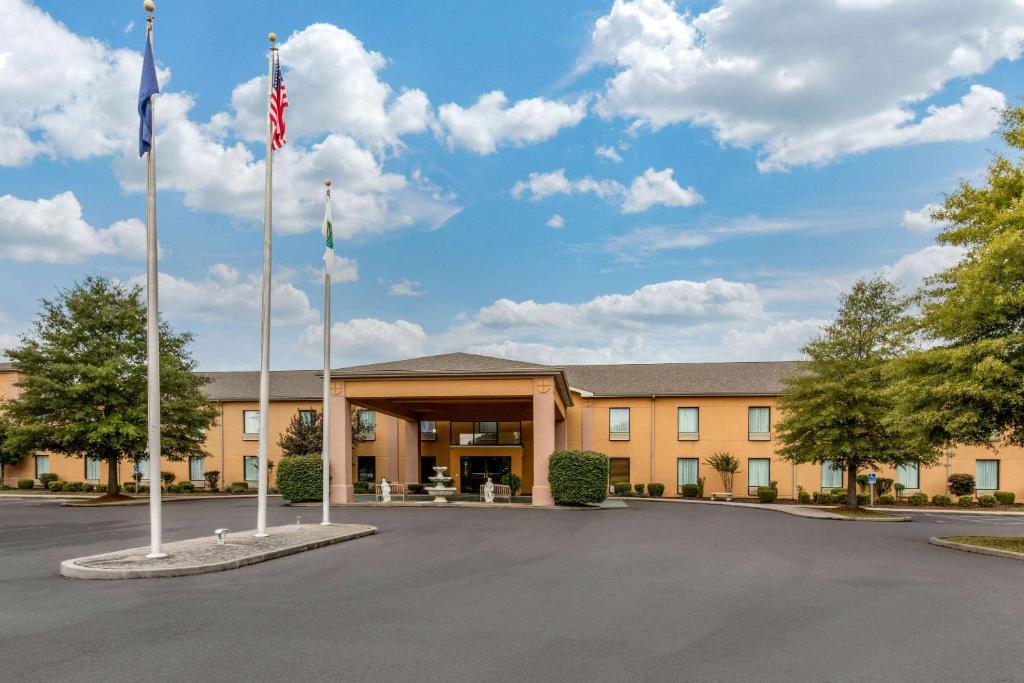 Quality Inn & Suites Benton - Draffenville image