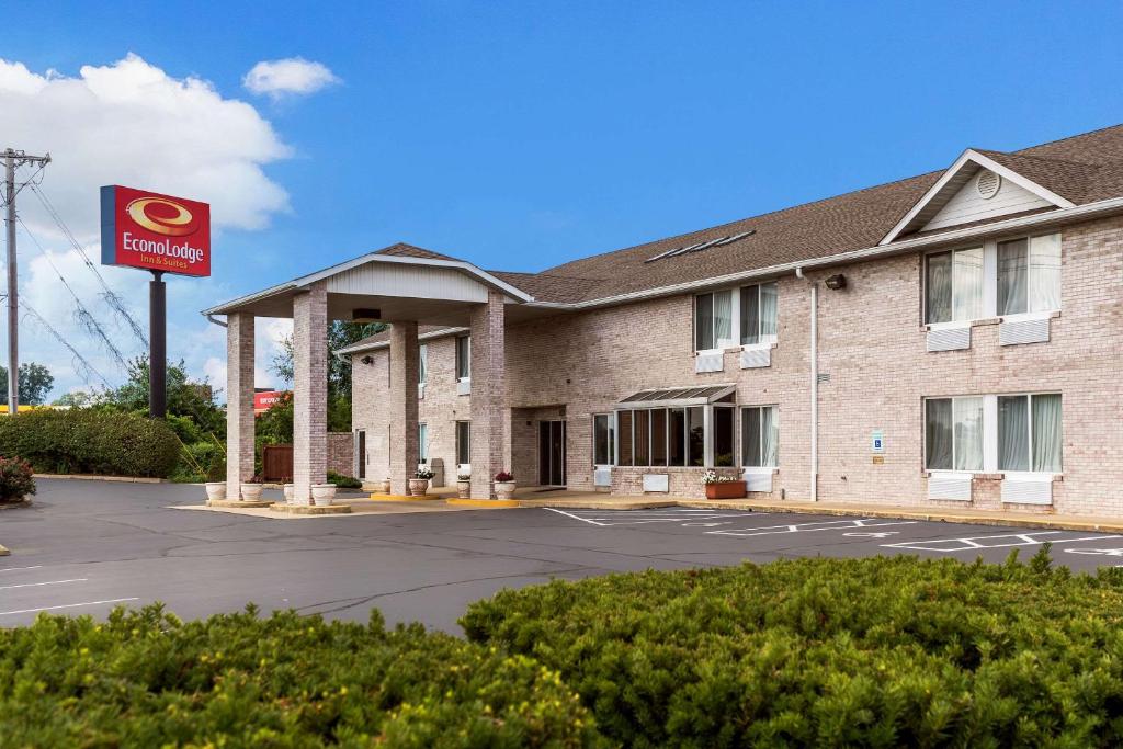 Econo Lodge Inn & Suites image