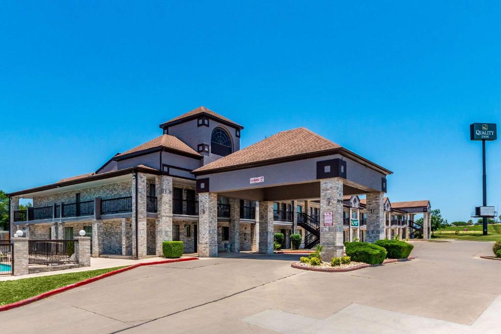 Quality Inn I-10 East near Frost Bank Center image
