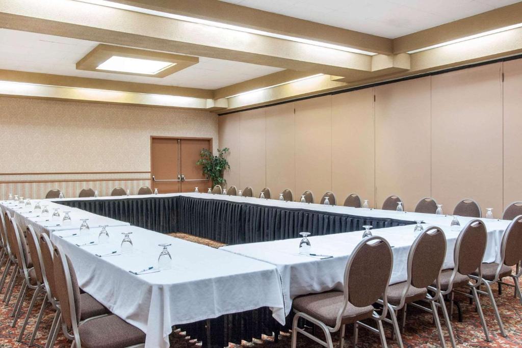 Quality Hotel & Suites photo 1