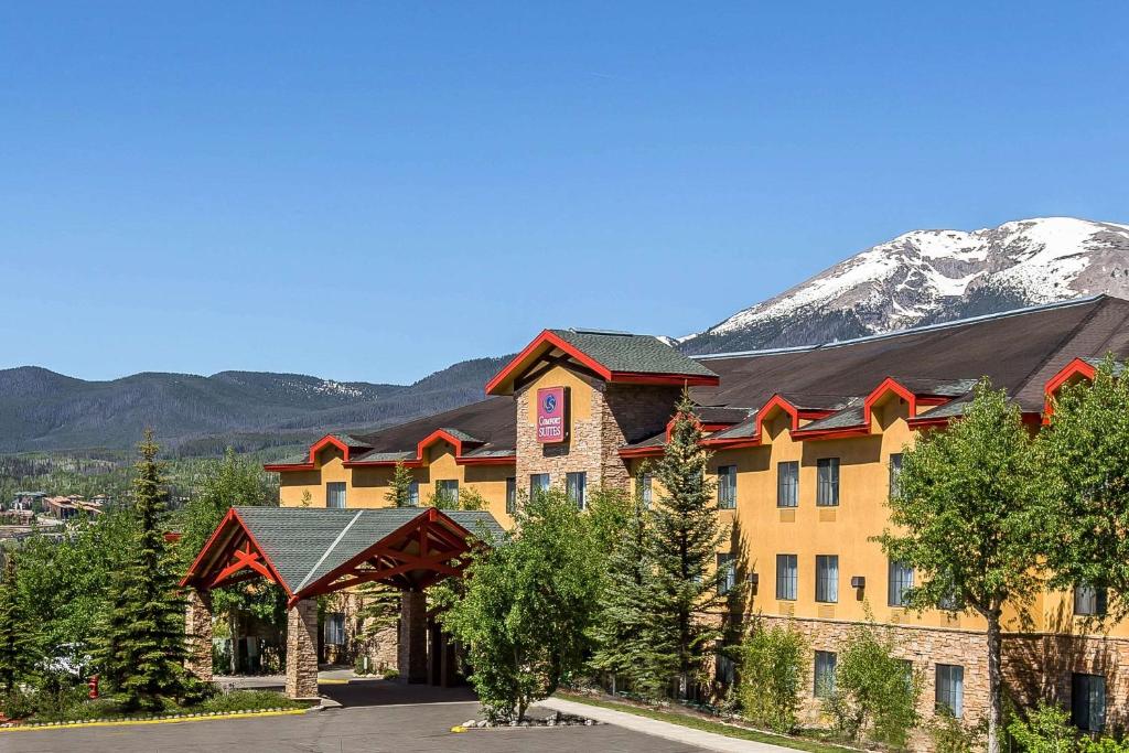 Comfort Suites Summit County image