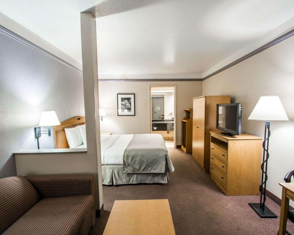 Семейный (Люкс с кроватью размера «king-size» и диваном-кроватью), Clarion Suites Kissimmee-Orlando Maingate