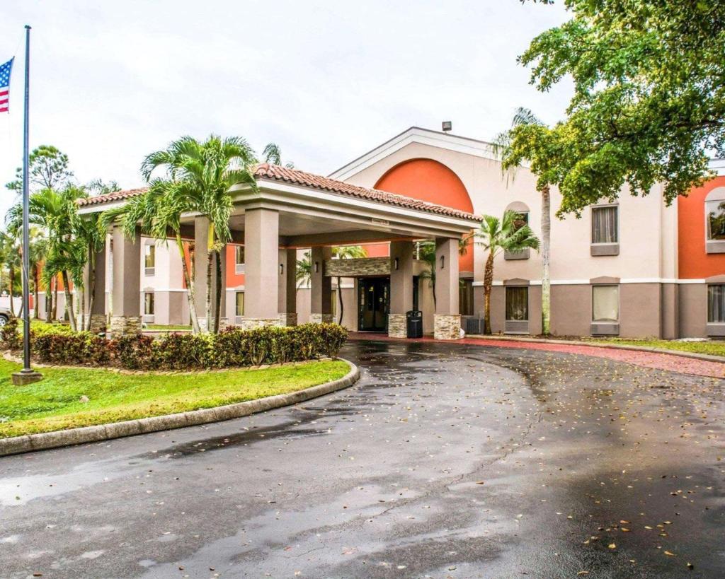 Quality Suites Fort Myers Airport I-75 photo 1