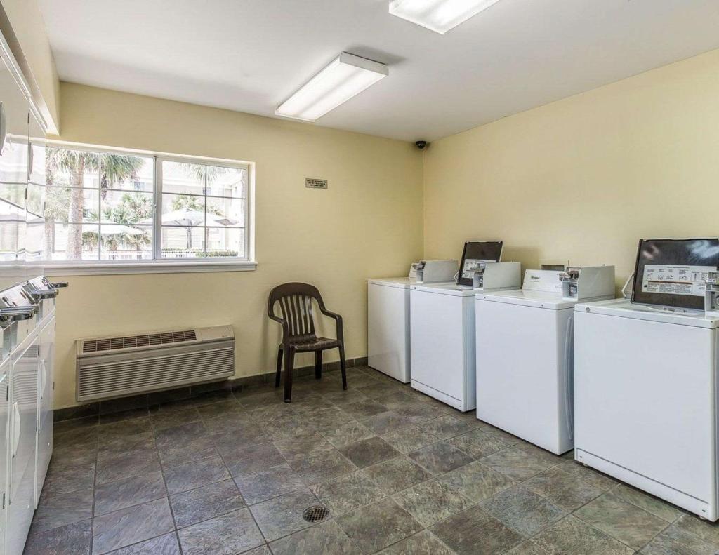 Suburban Studios Fort Myers Cape Coral photo 2