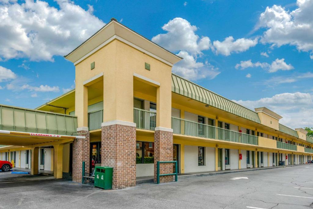 Quality Inn Savannah Historic District image
