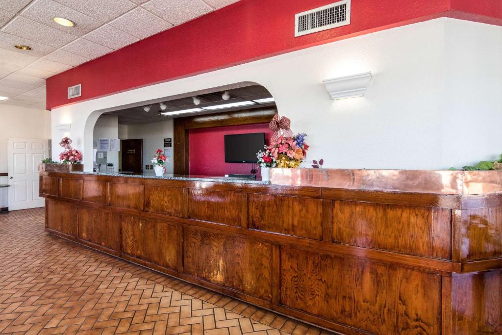 Econo Lodge Inn & Suites Conference Center Dublin photo 4