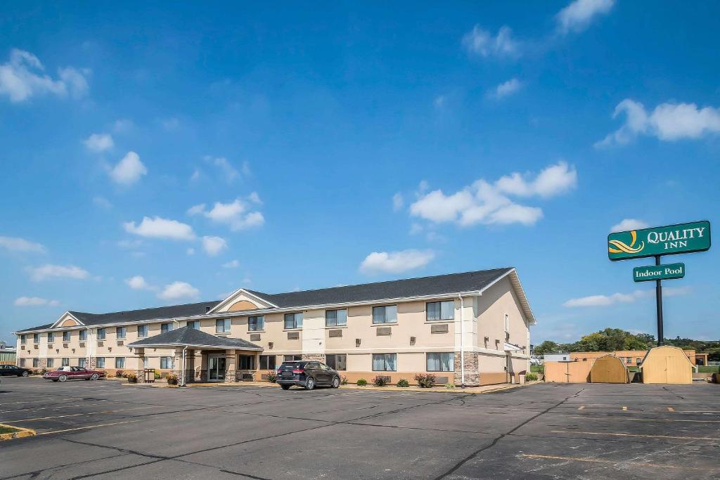 Quality Inn Coralville - Iowa River Landing image