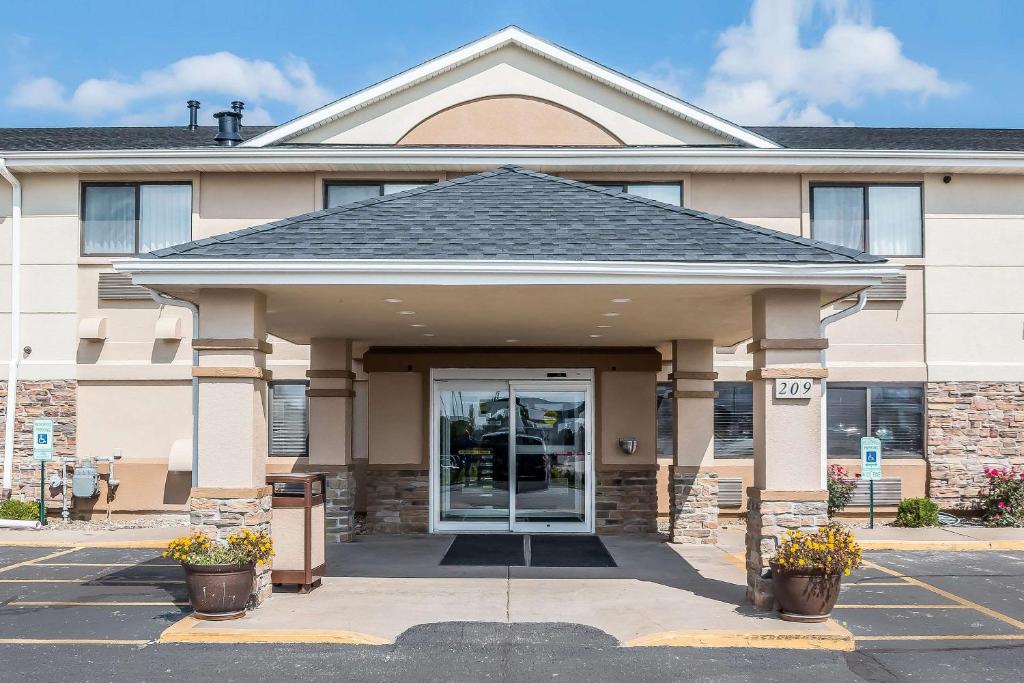 Quality Inn Coralville - Iowa River Landing photo 1
