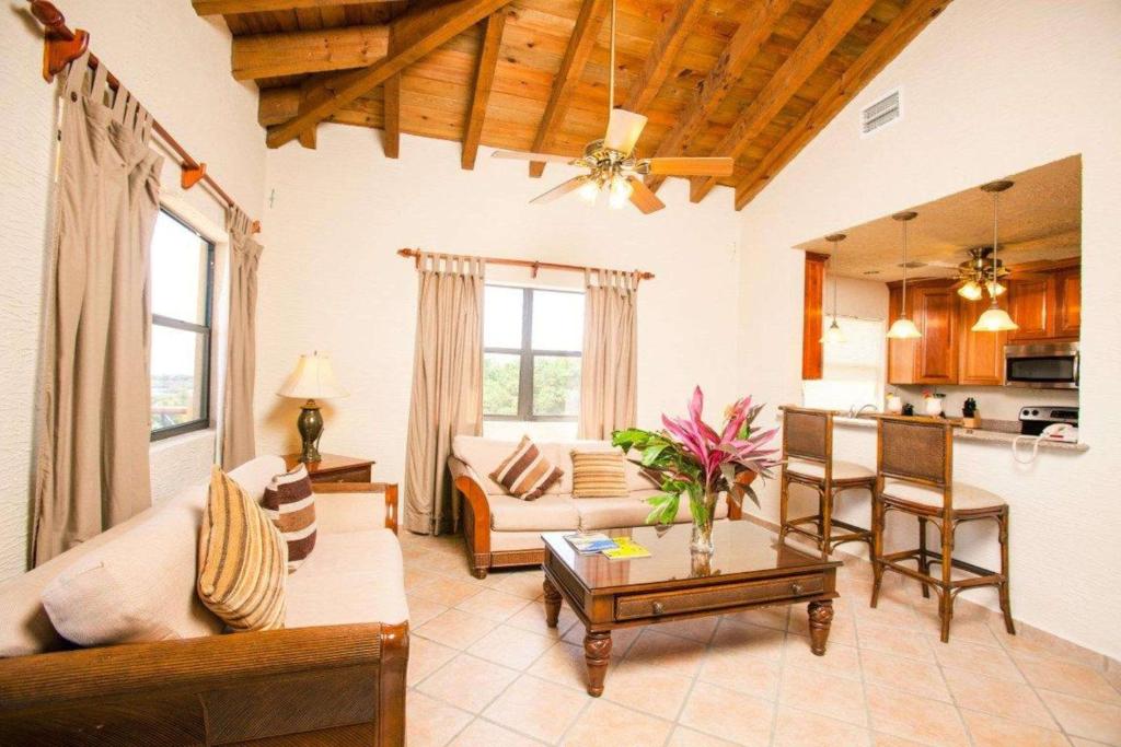 Clarion Suites Roatan at Pineapple Villas photo 4