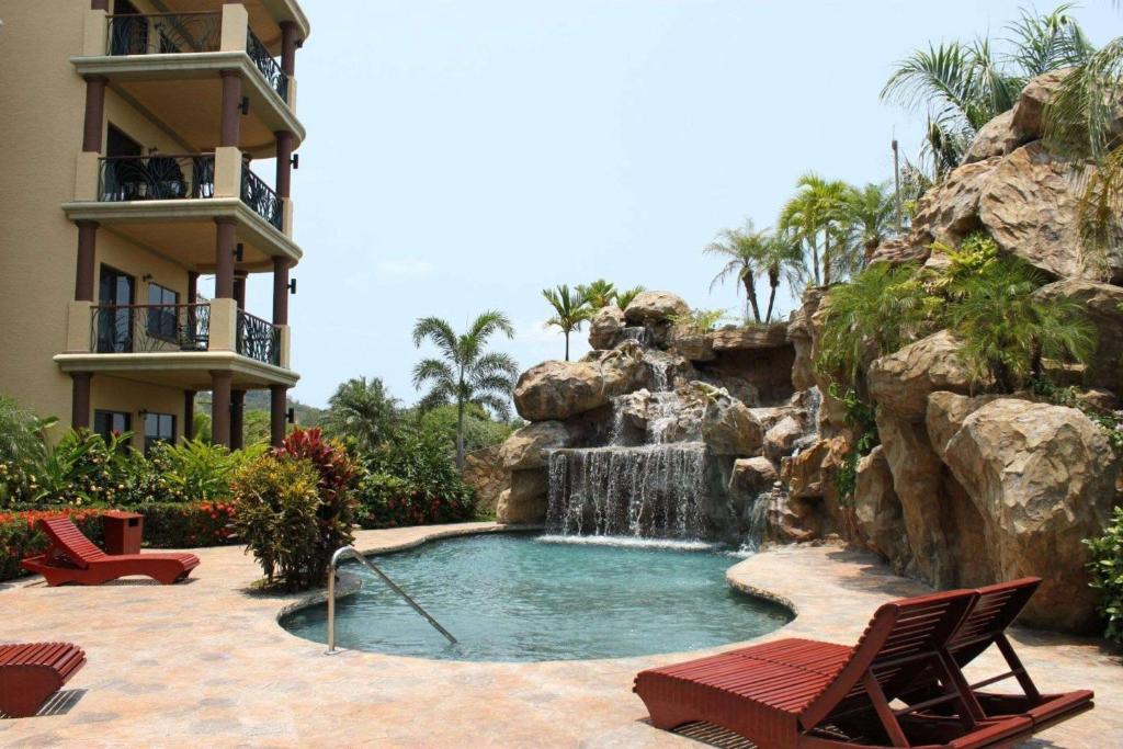Clarion Suites Roatan at Pineapple Villas photo 2