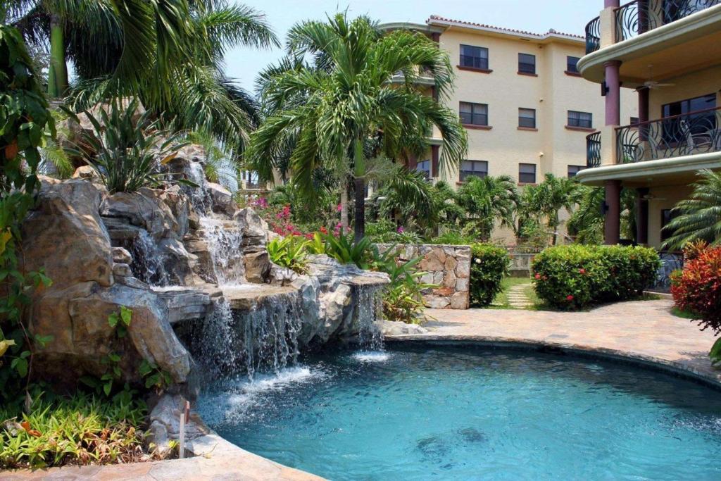 Clarion Suites Roatan at Pineapple Villas photo 1