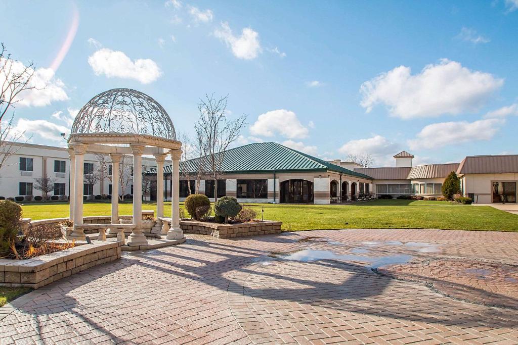 Clarion Inn Elmhurst - Oak Brook near I-88, I-290, I-294 image